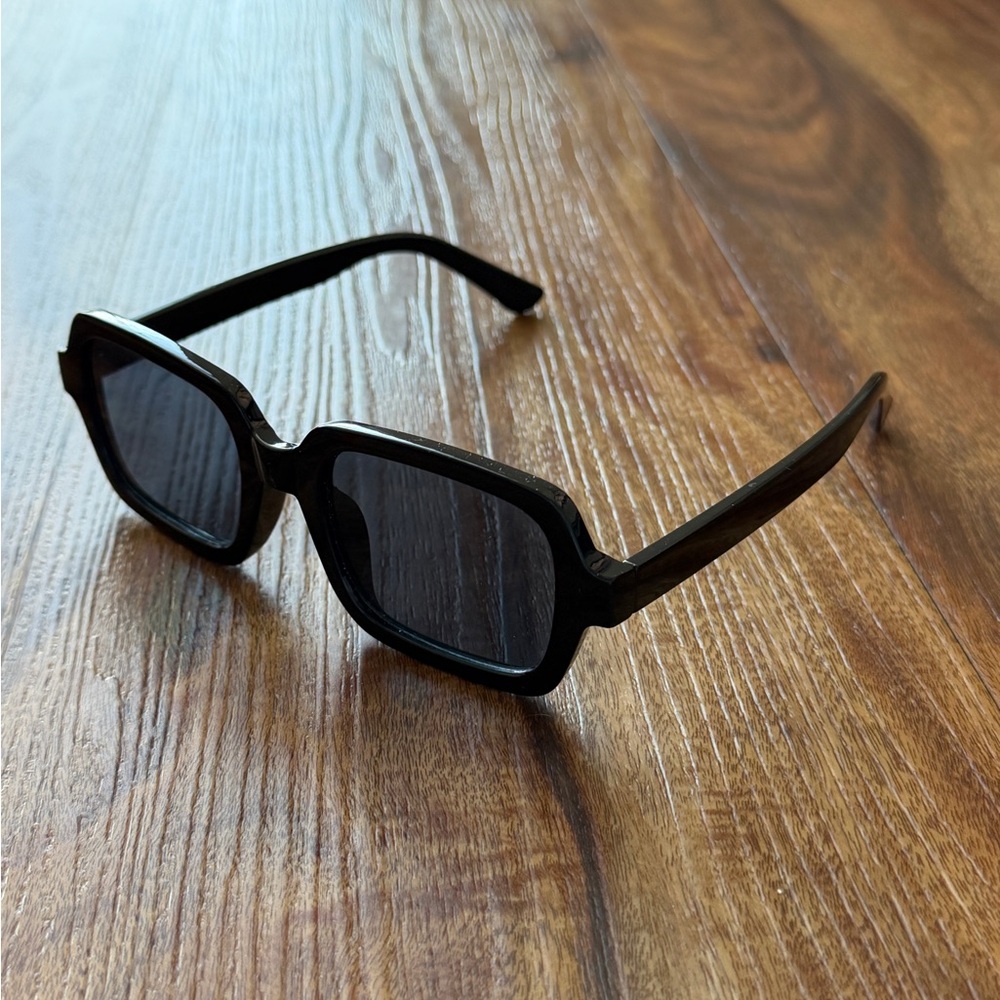 Chic Black Square Sunglasses
